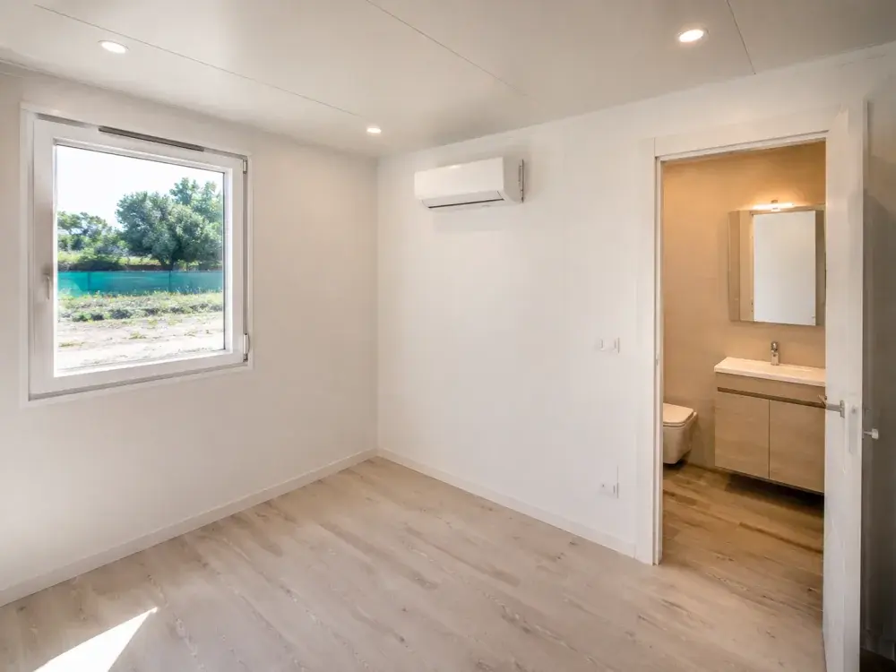 Interno di un container abitativo con impianti elettrico e idraulico