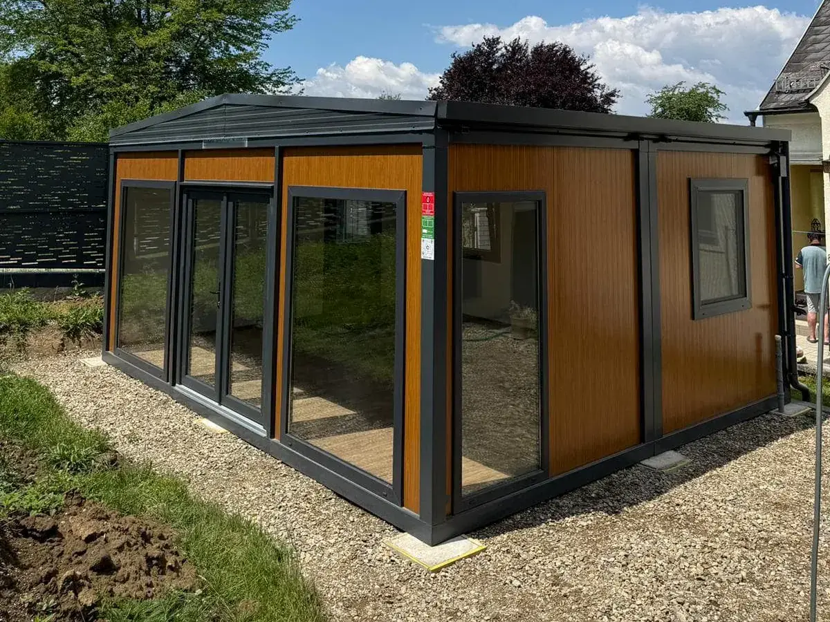 Angolo vetrato di un container con rivestimento in legno