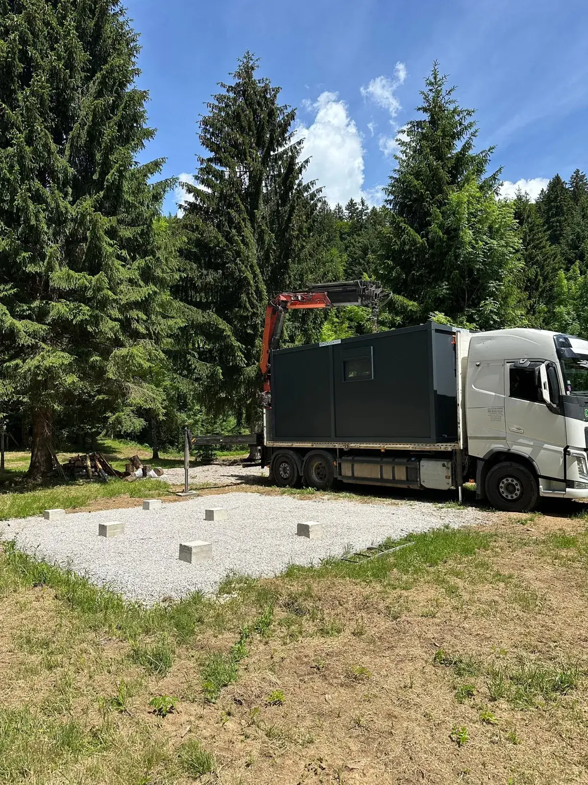 Arrivo del container abitativo sulla radura