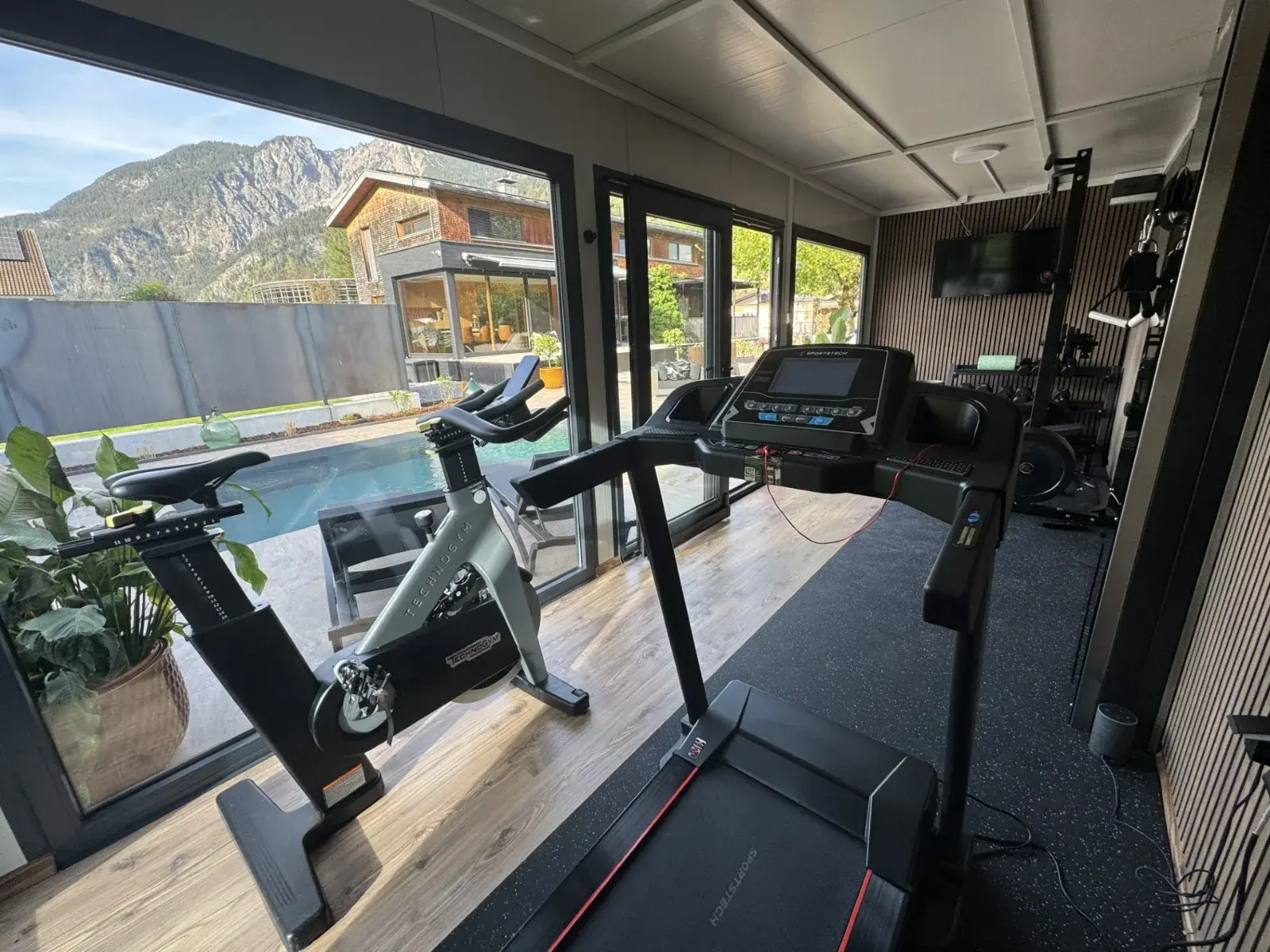 Attrezzi in un container fitness lungo la parete vetrata