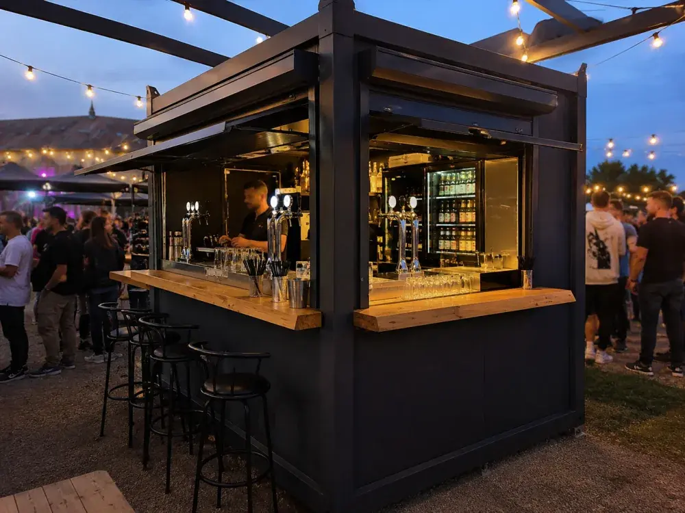Container bar con il banco aperto durante un evento