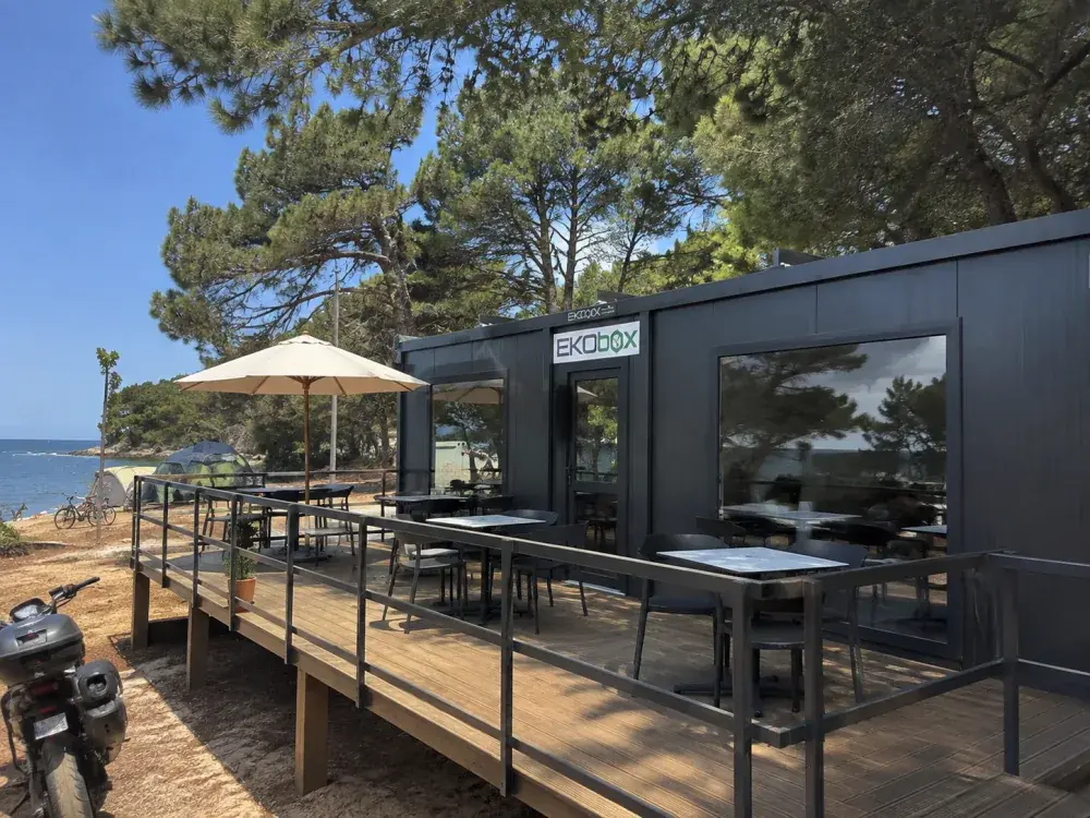 Container caffè stagionale con terrazza in legno