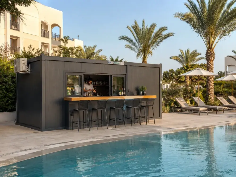 Container bar a bordo piscina di un resort