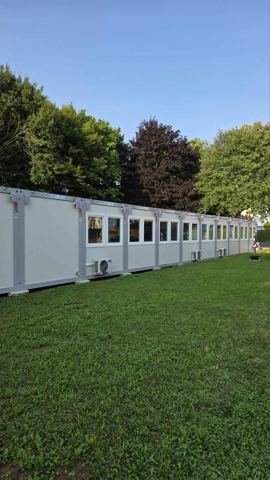 Campo container formato da più moduli collegati