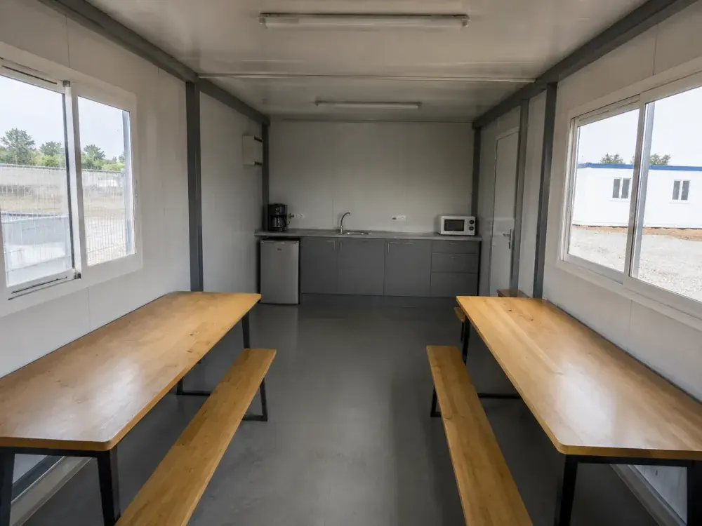 Container mensa di cantiere con tavoli e angolo cottura