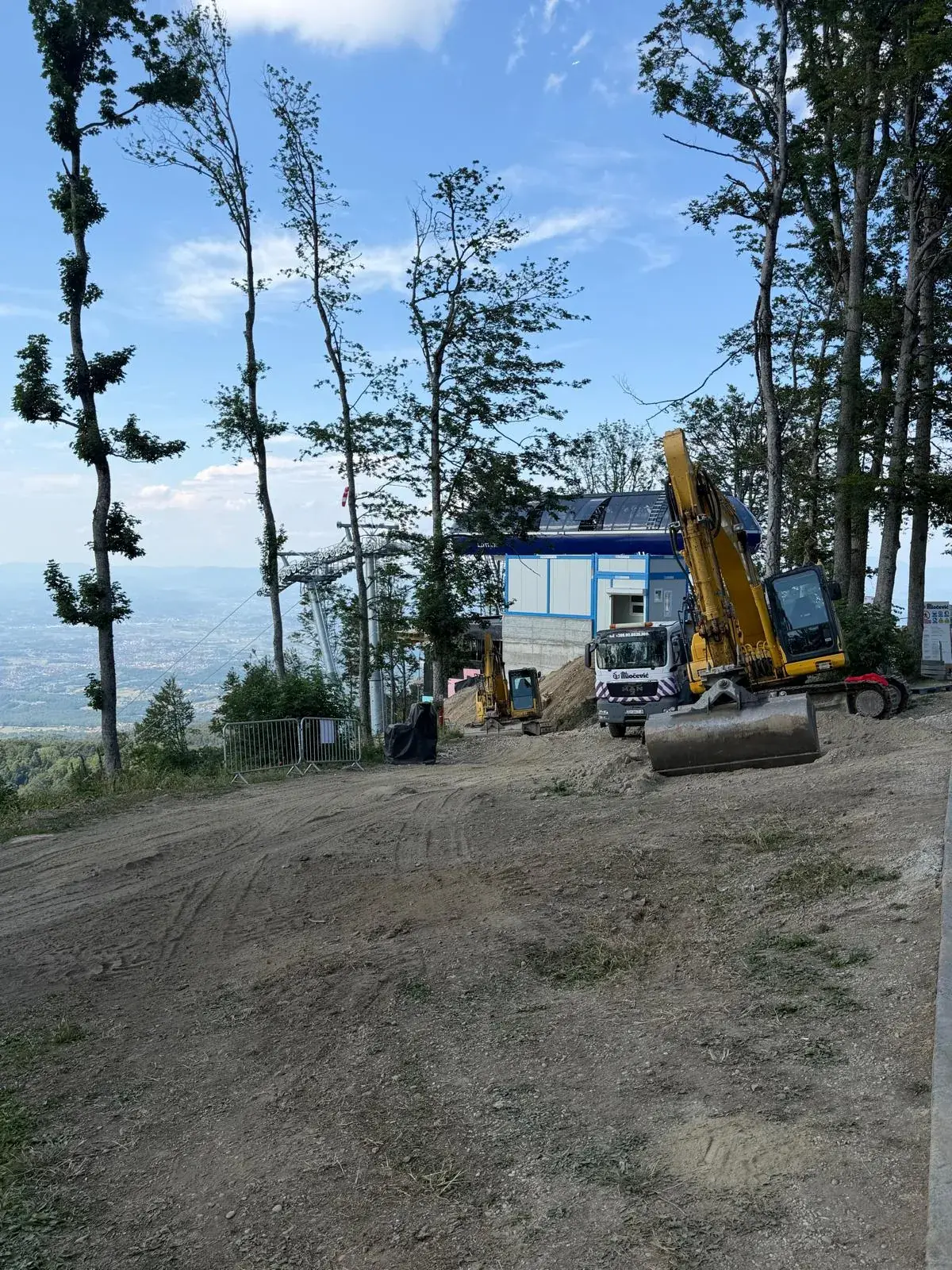 Cantiere della seggiovia con i moduli EKO BOX
