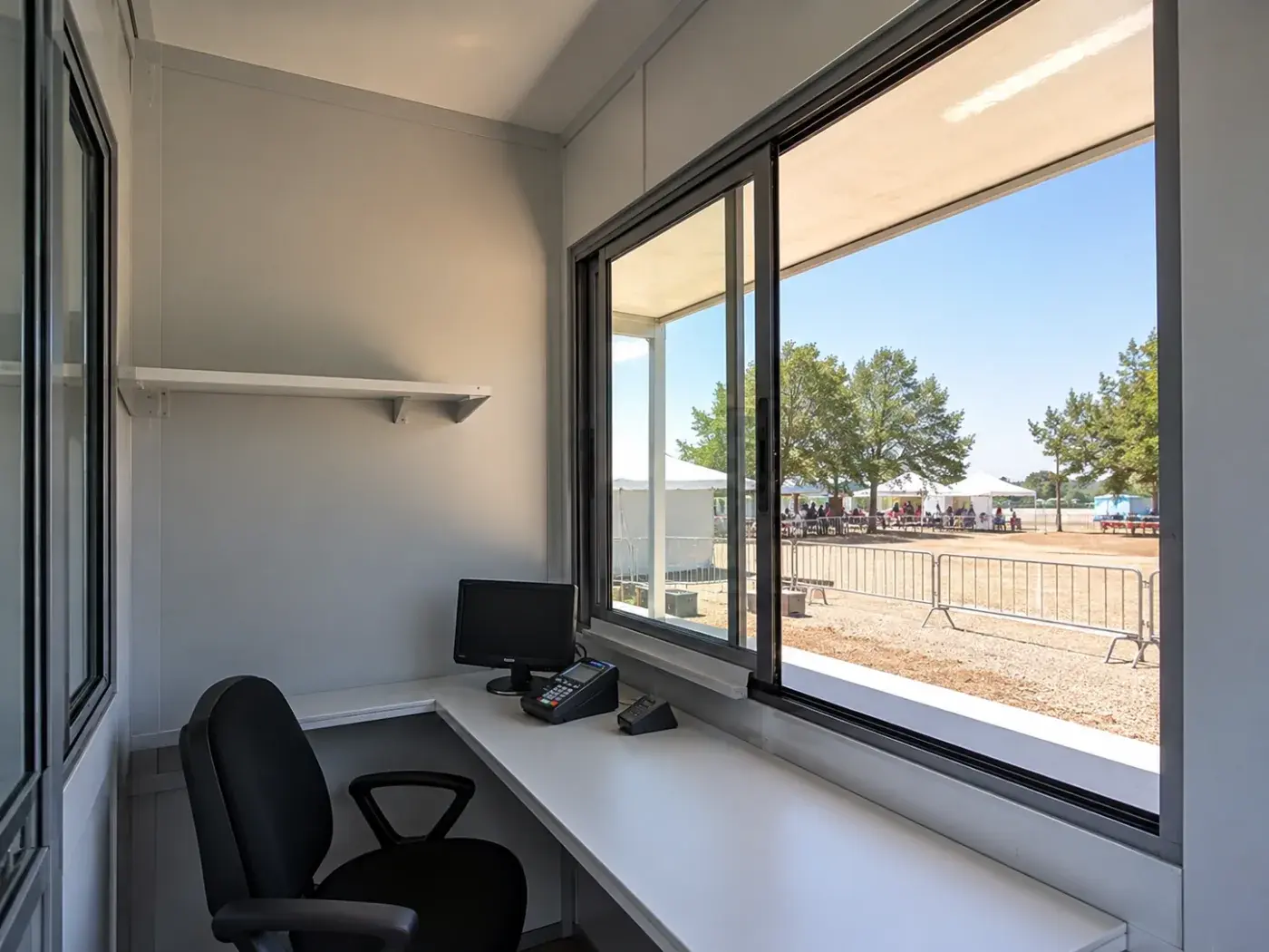 Interno di un container cassa con banco