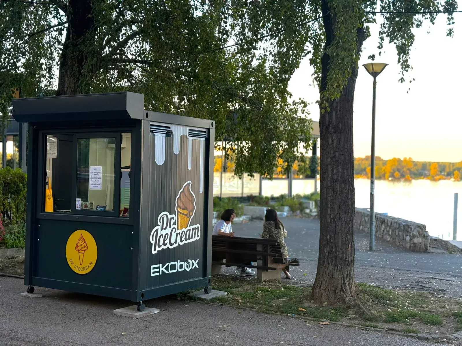 Chiosco mobile per gelati sul lungomare