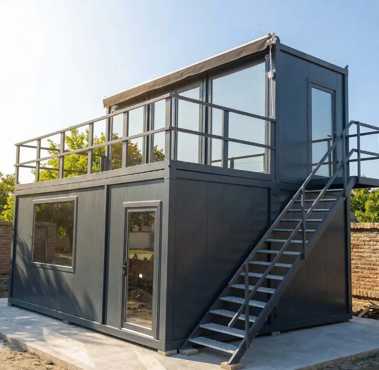 Complesso di moduli su due piani con terrazza in copertura, ringhiera e scala esterna