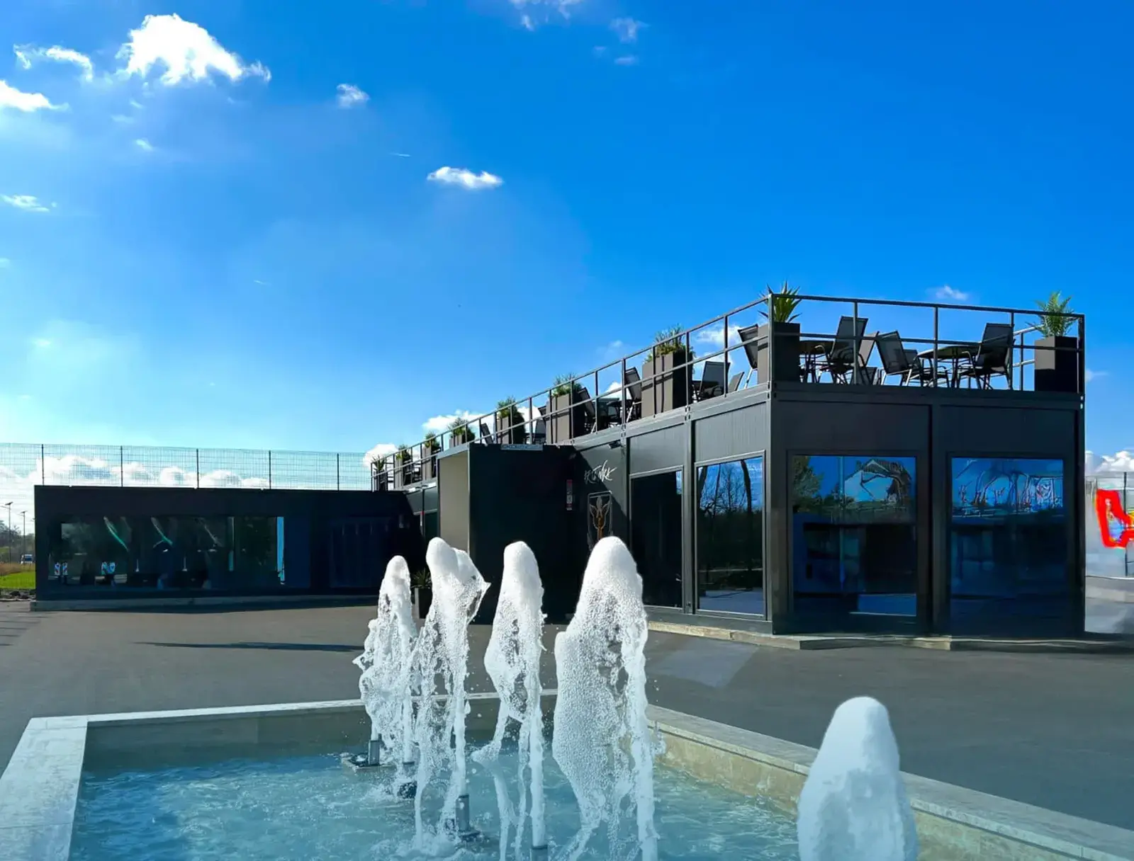 Complesso per una società calcistica: bar, spogliatoi e terrazza sul tetto