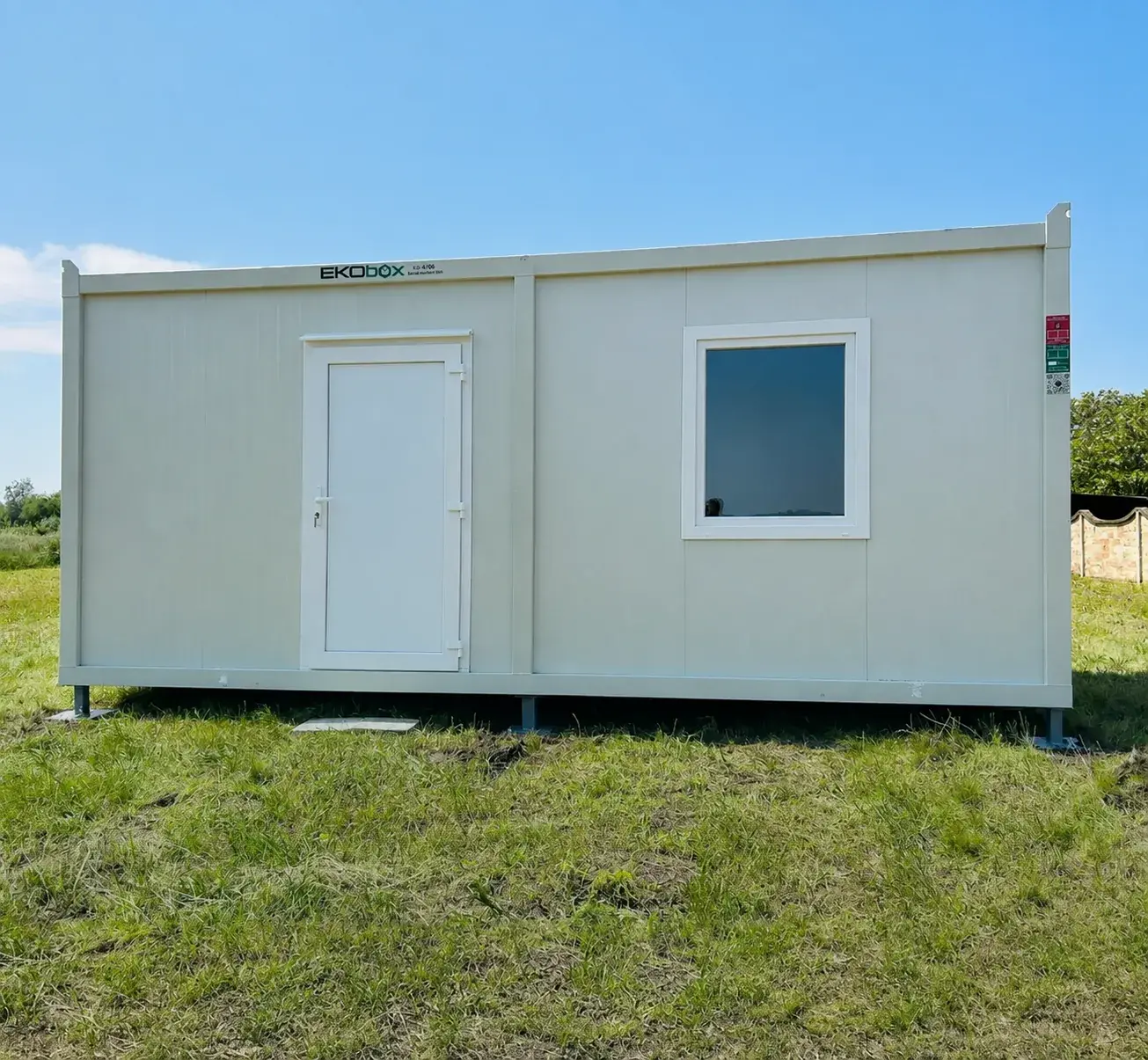 Container abitativo con facciata in legno