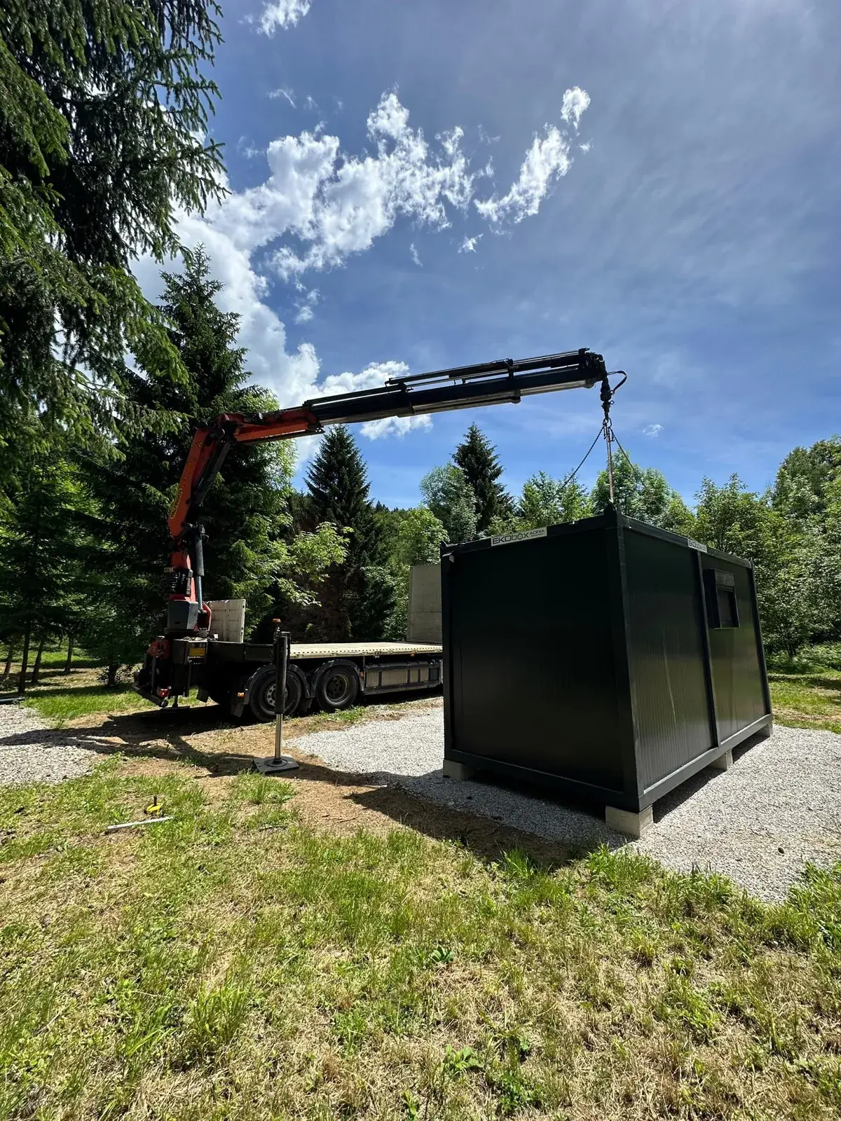 Container abitativo EKO BOX posato su fondazione in un bosco del Gorski Kotar