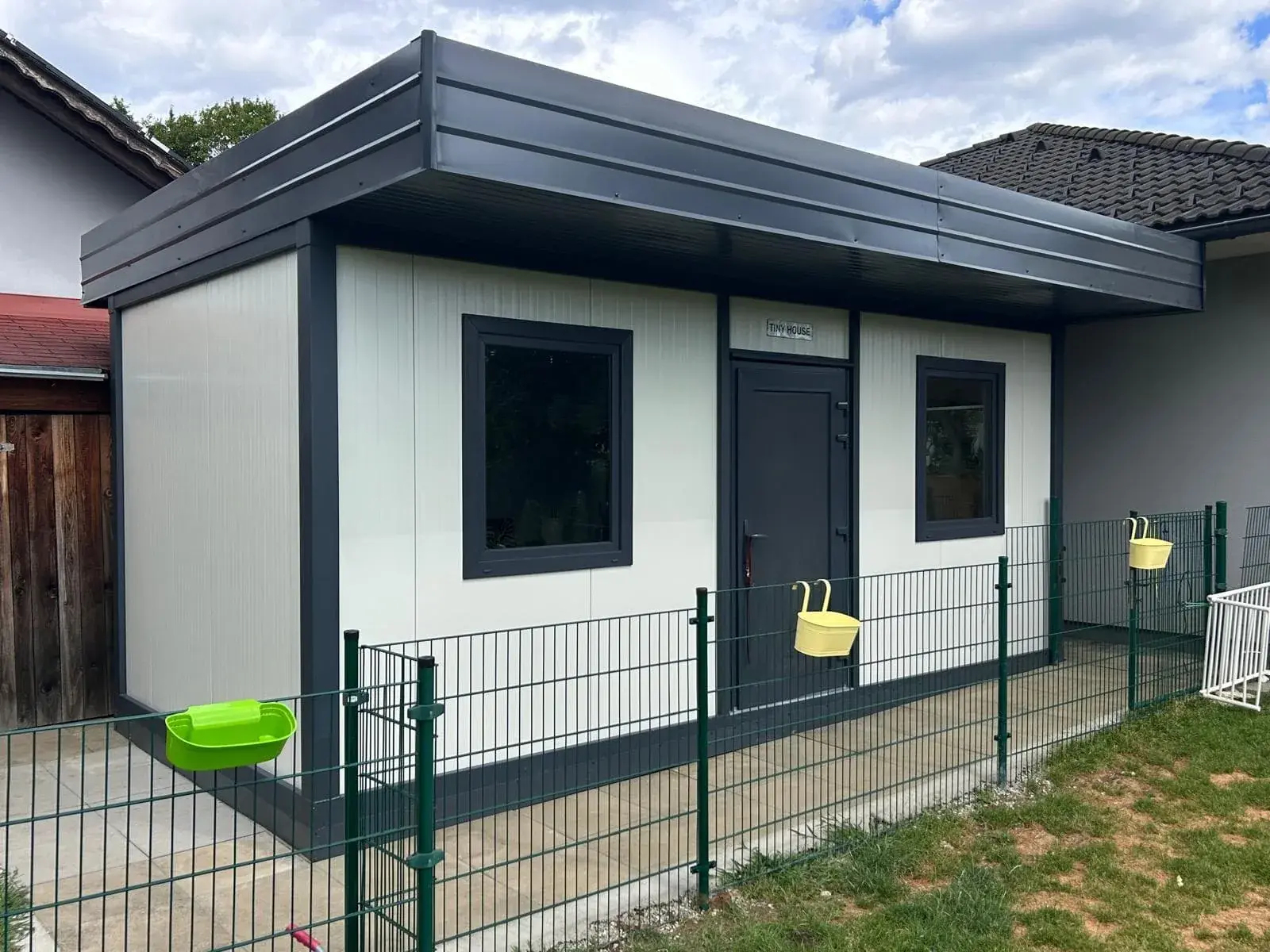 Container adibito ad allevamento di cani accanto a casa