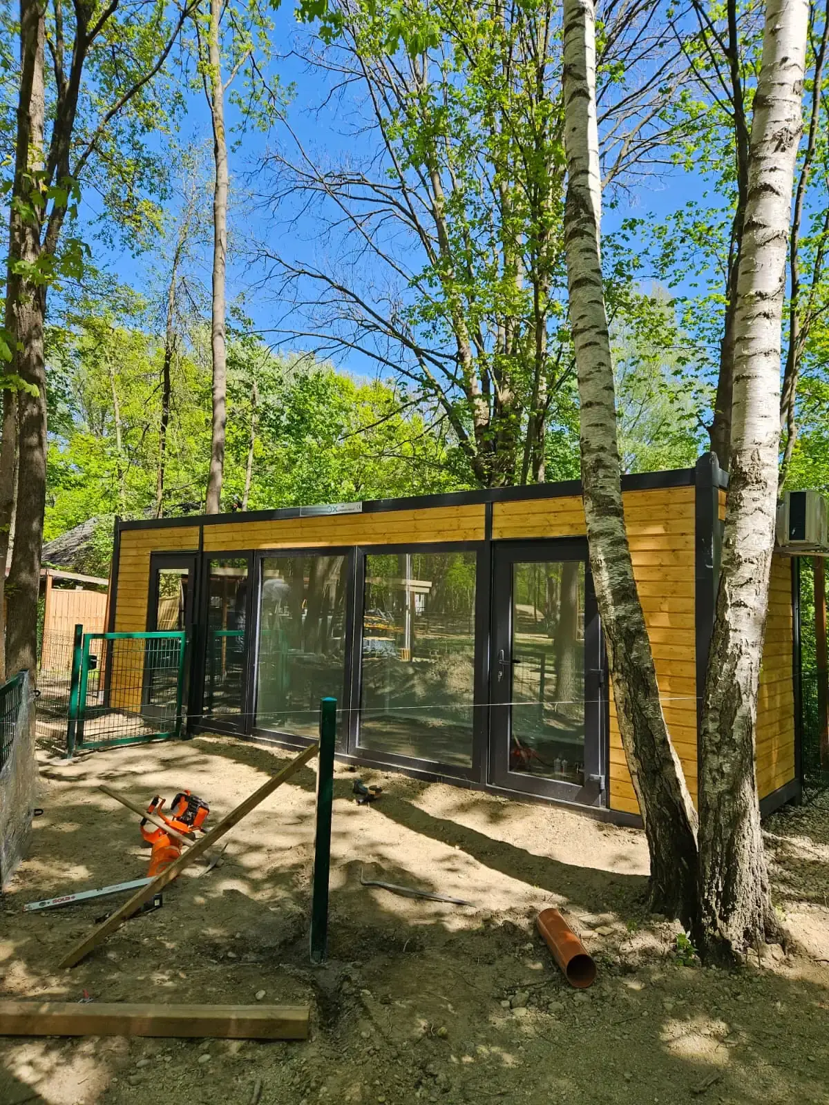 Container per animali con rivestimento in legno e parete vetrata