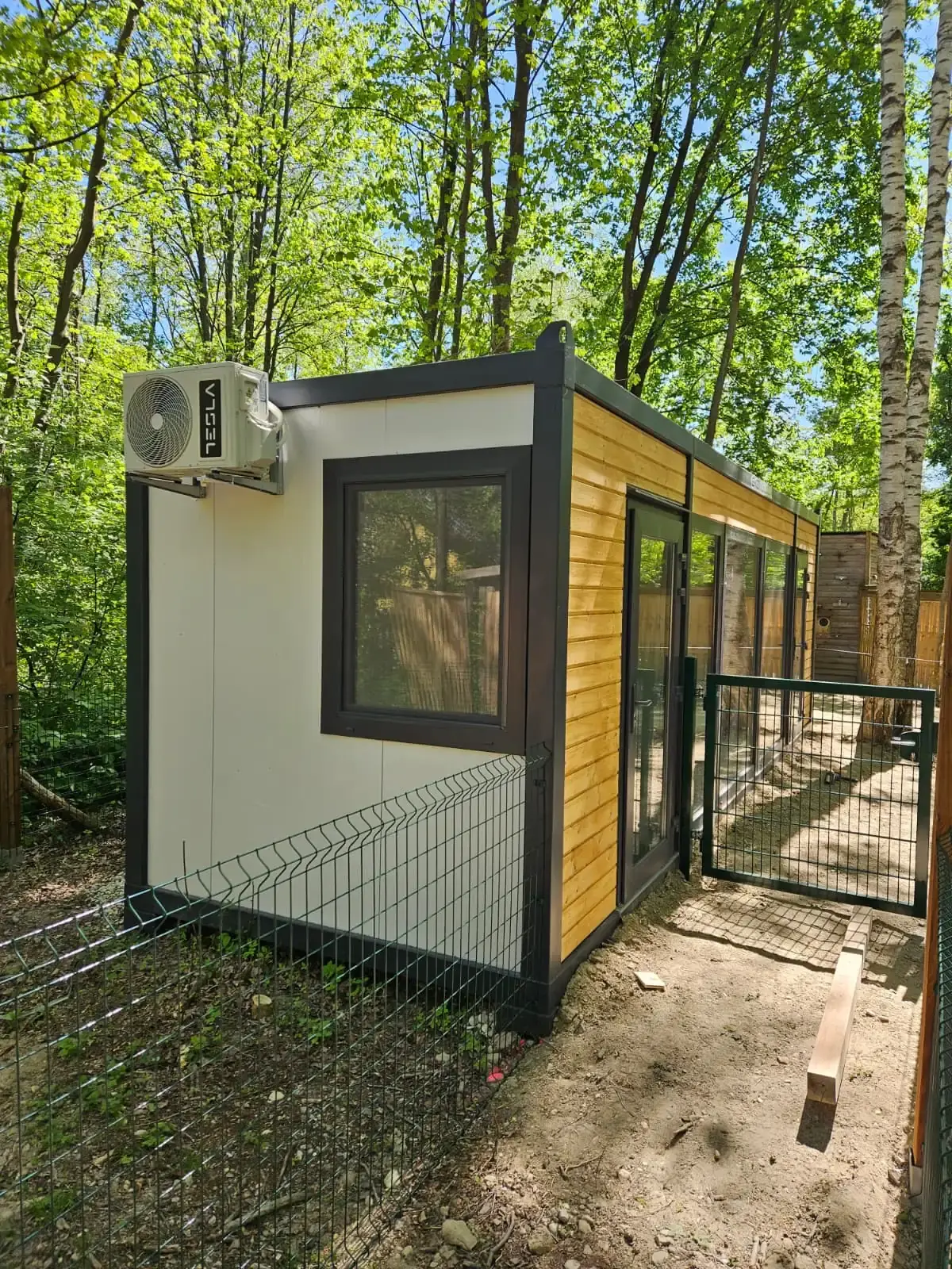 Container per cani con recinto esterno