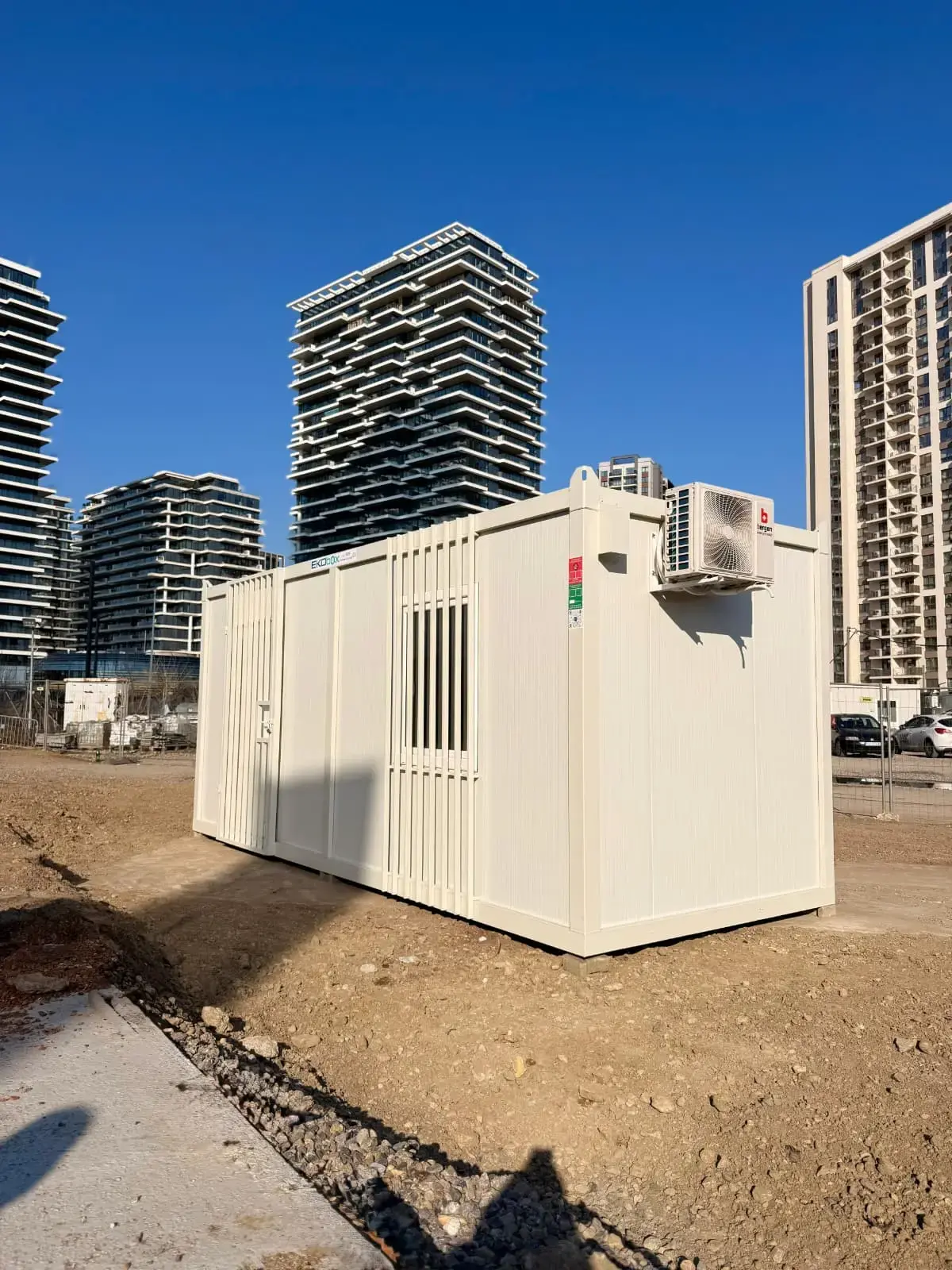 Container da cantiere con climatizzatore tra i grattacieli