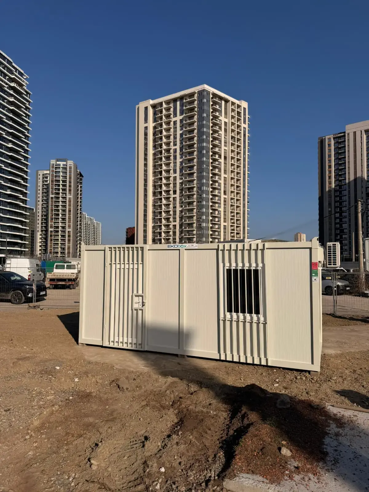 Container da cantiere con grate alle finestre