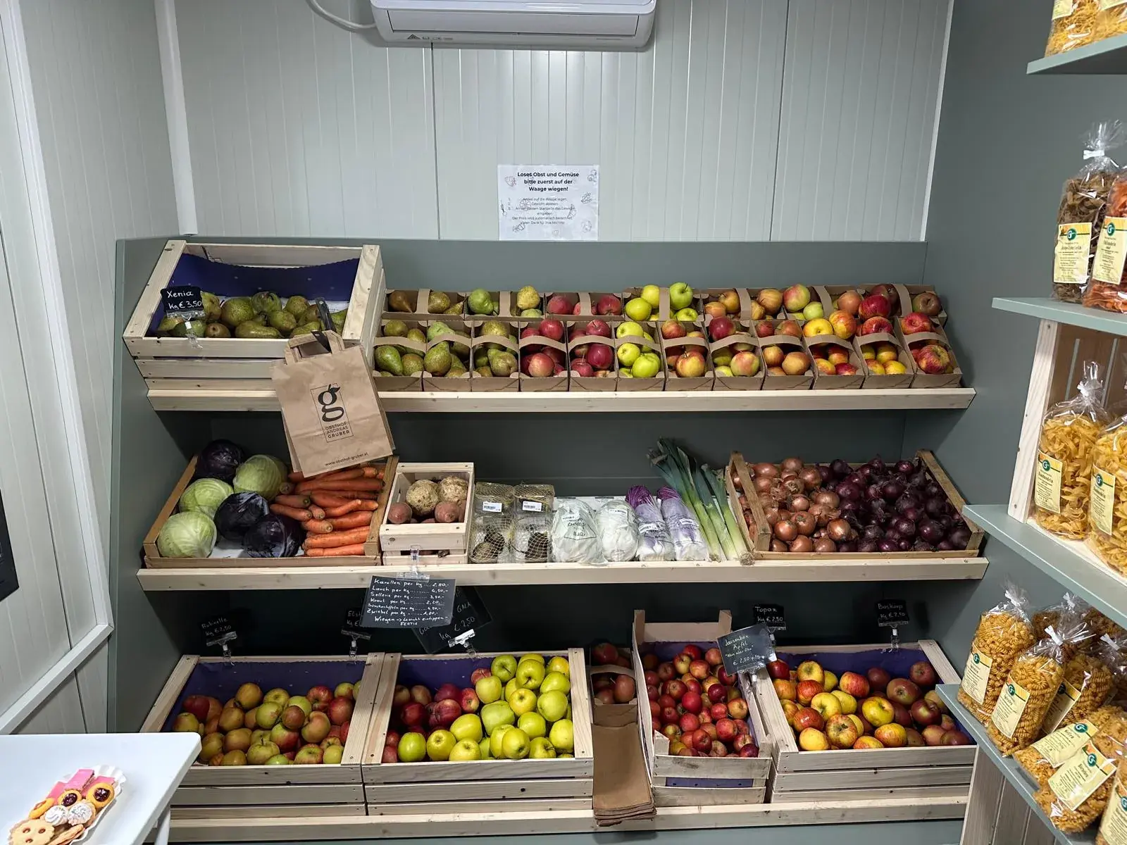 Container chiosco allestito per frutta e verdura