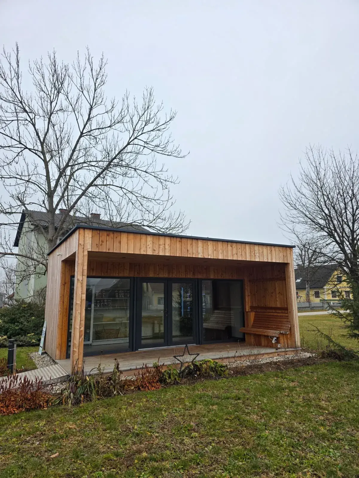 Container chiosco con rivestimento in legno e pensilina