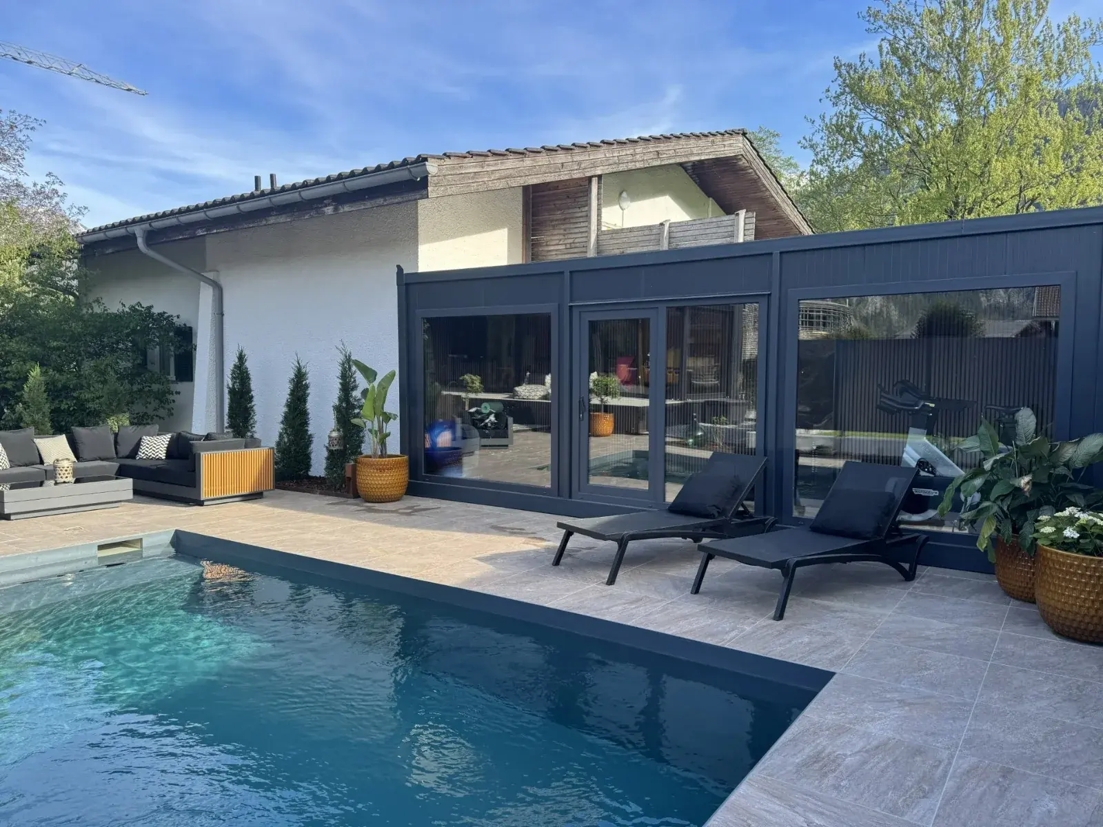 Container fitness accanto alla piscina, con vetrata panoramica