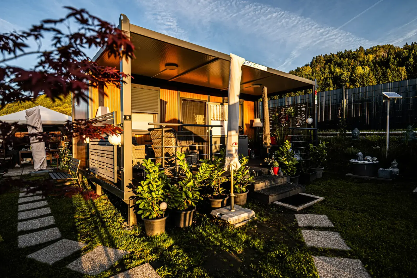 Container gastronomico con terrazza nella luce della sera