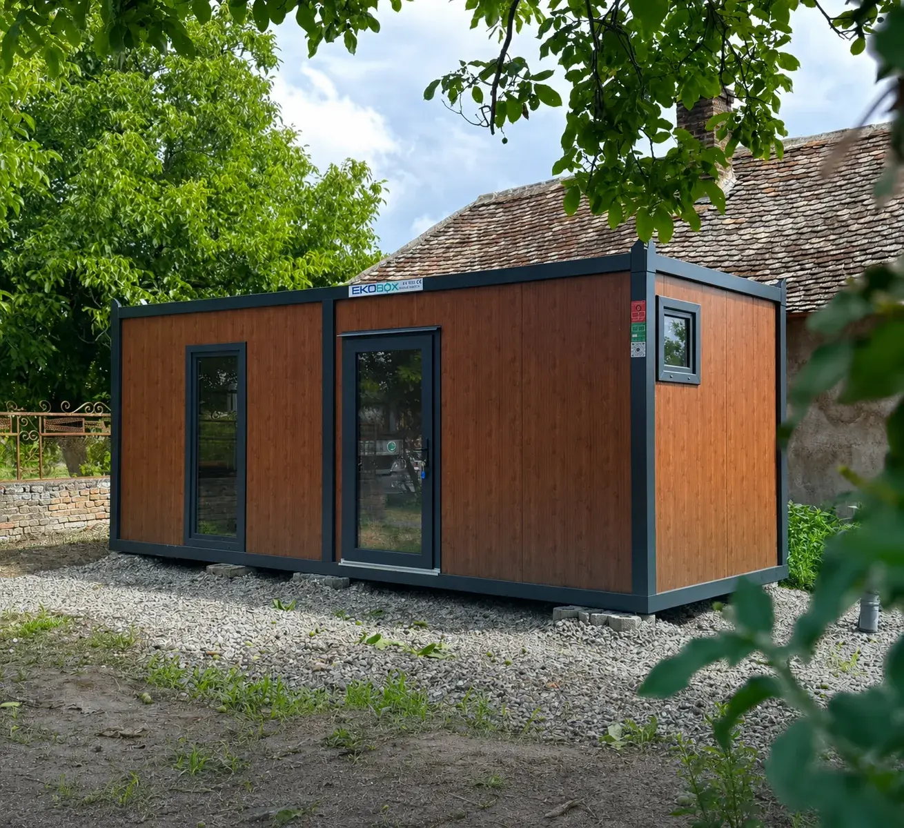 Container da giardino accanto alla casa