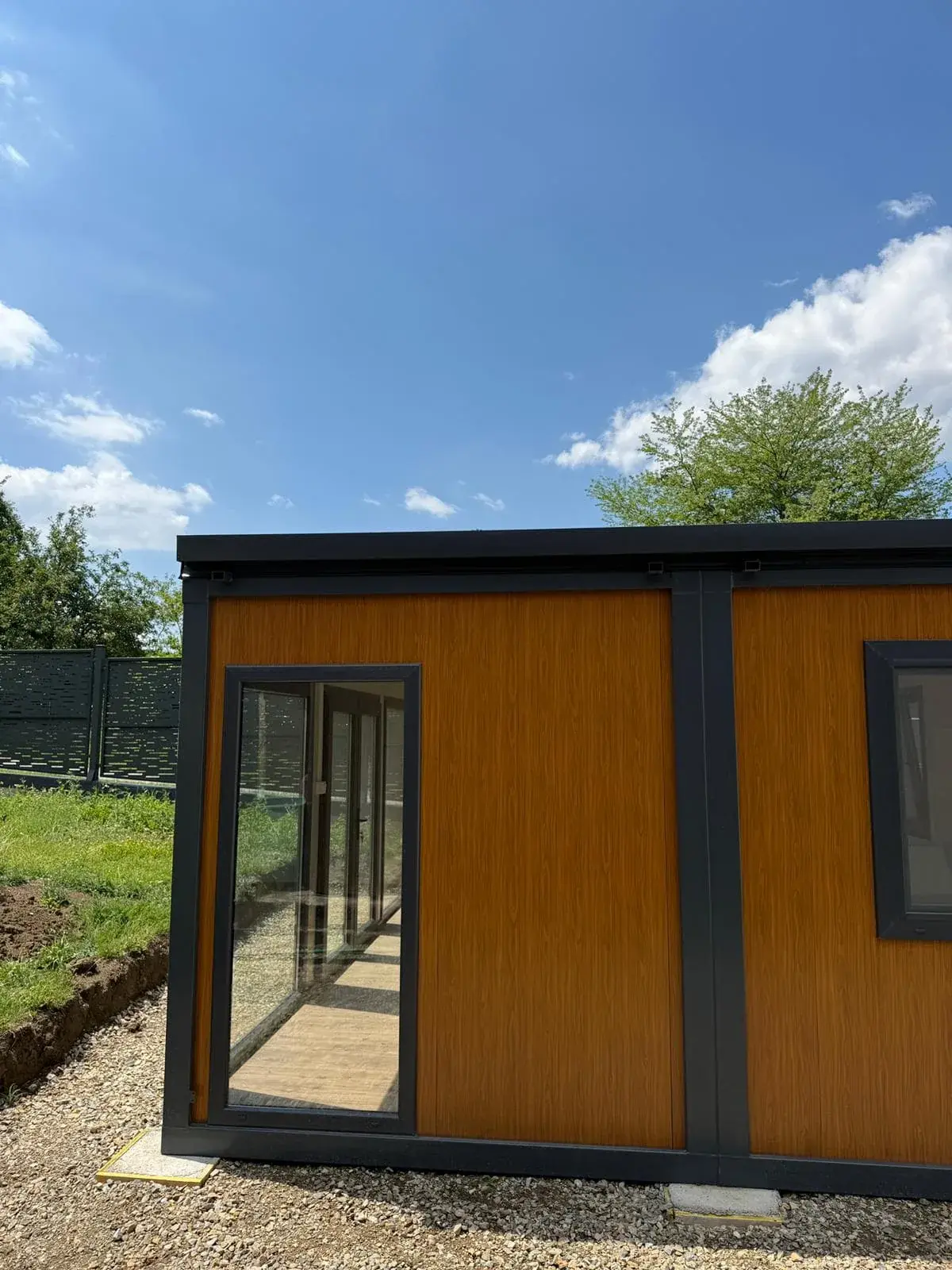 Container da giardino con rivestimento in WPC e vetrata scorrevole