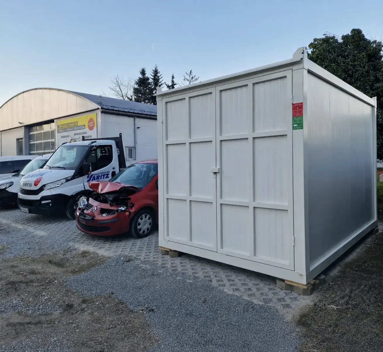 Container magazzino in cortile aziendale