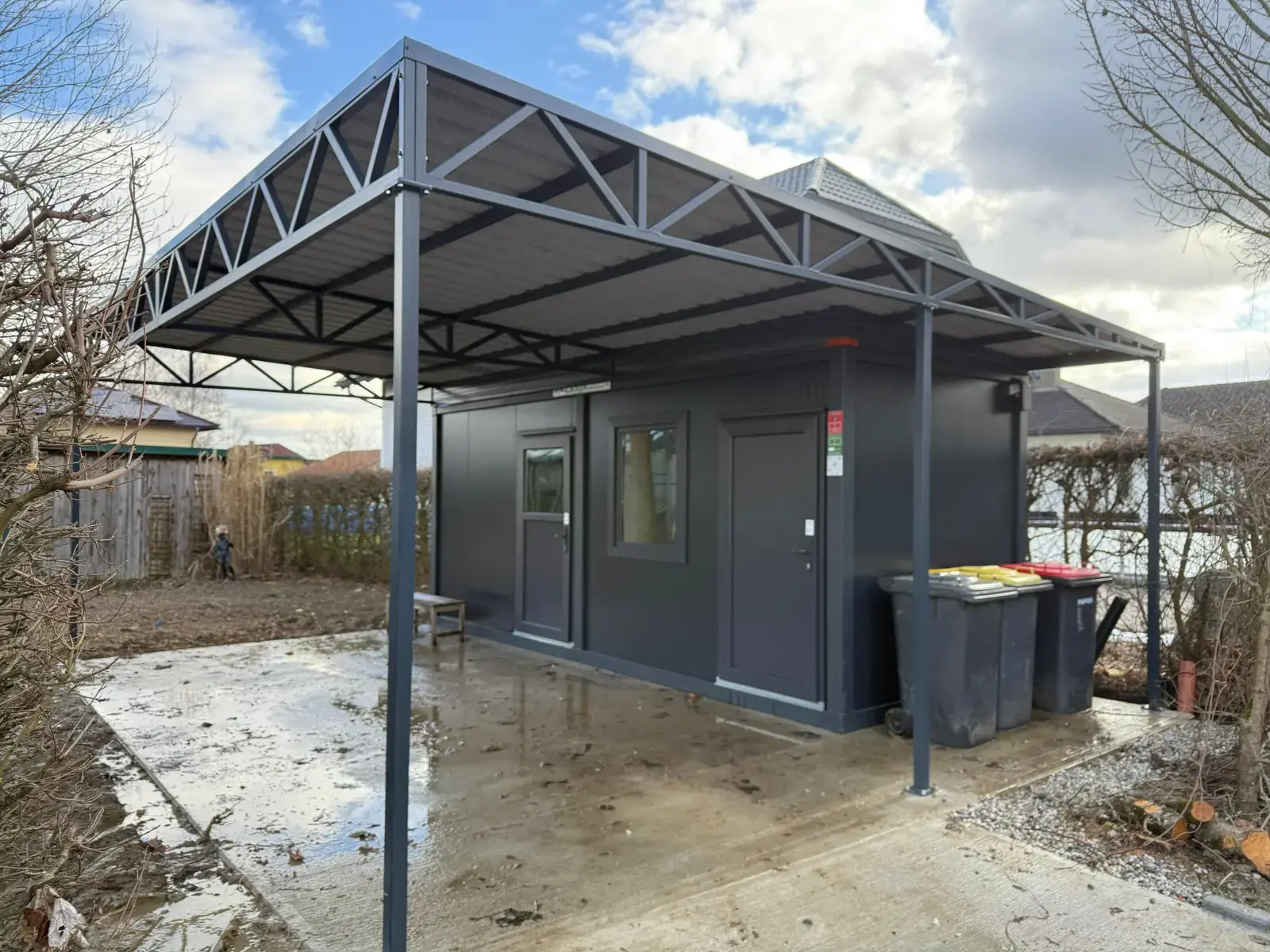 Container magazzino con pensilina in acciaio