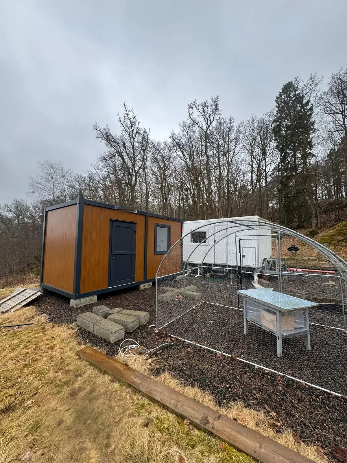 Container con rivestimento in WPC accanto a un’abitazione