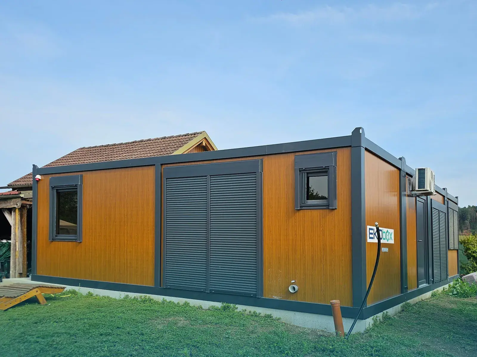 Container con rivestimento in WPC e serranda