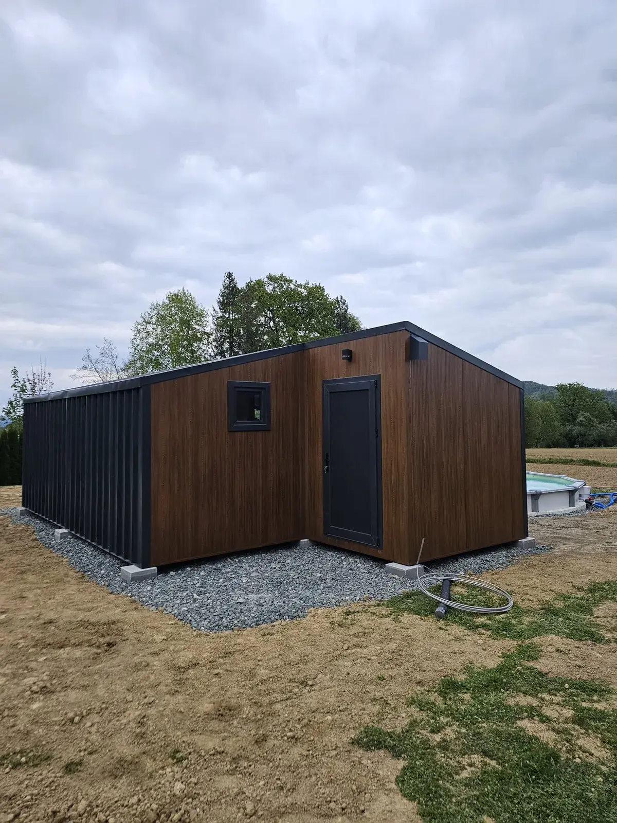 Container con rivestimento in WPC in tonalità scura
