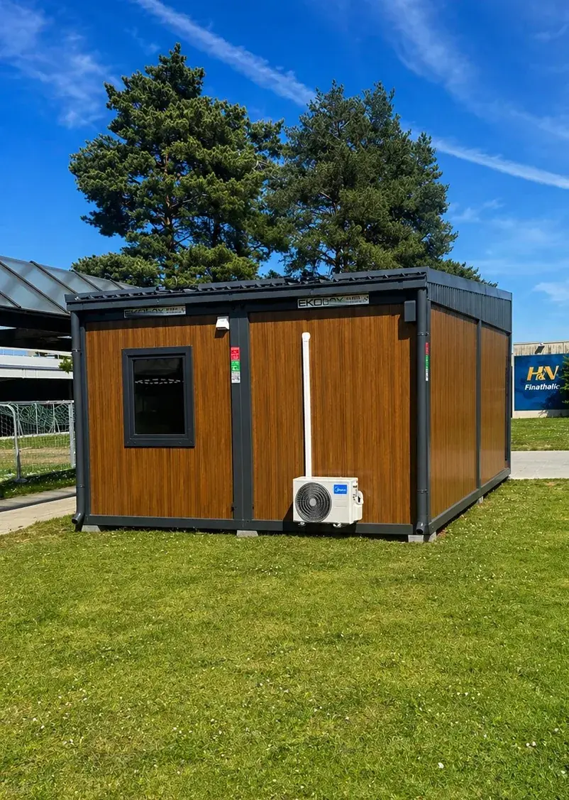 Container con rivestimento in WPC e unità di climatizzazione