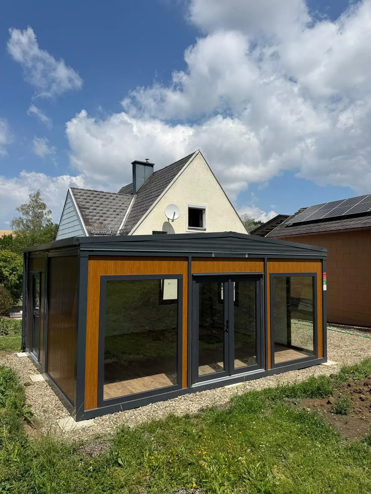 Container con rivestimento in WPC e vetrata d’angolo
