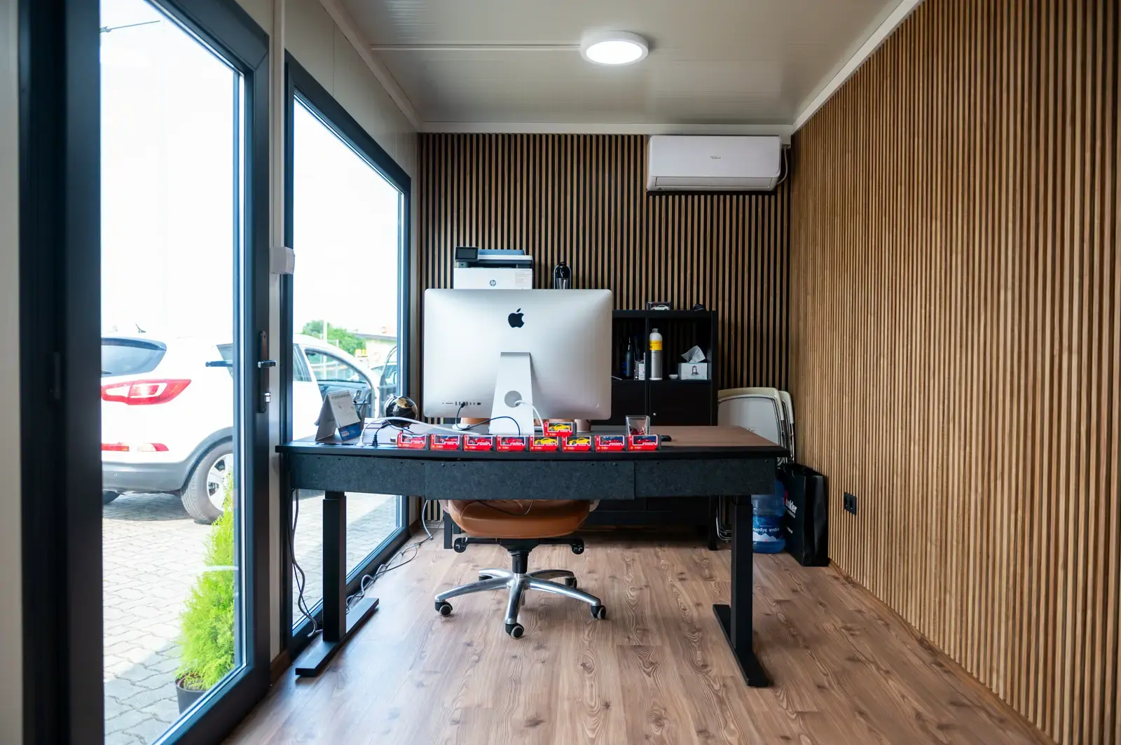 Container ufficio con doghe in legno e postazione di lavoro