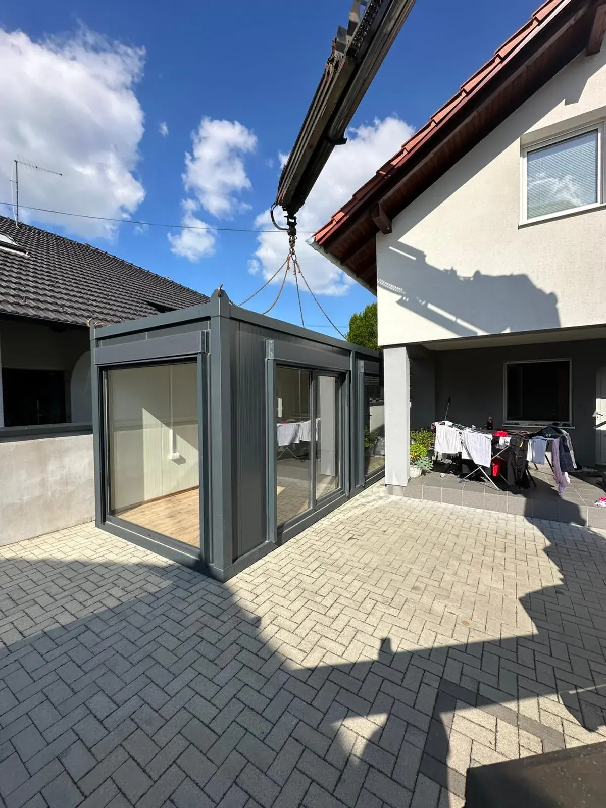 Container ufficio EKO BOX con grandi vetrate, posato in cortile