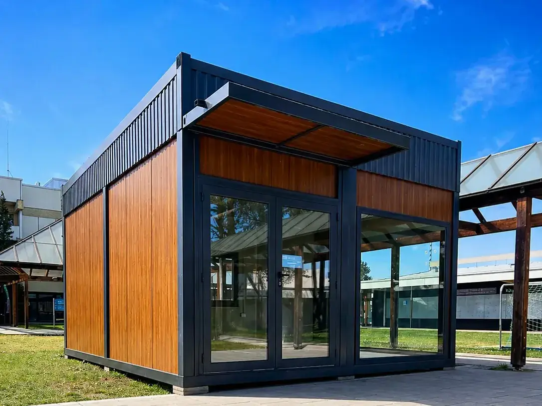 Container ufficio rivestito in WPC con pensilina