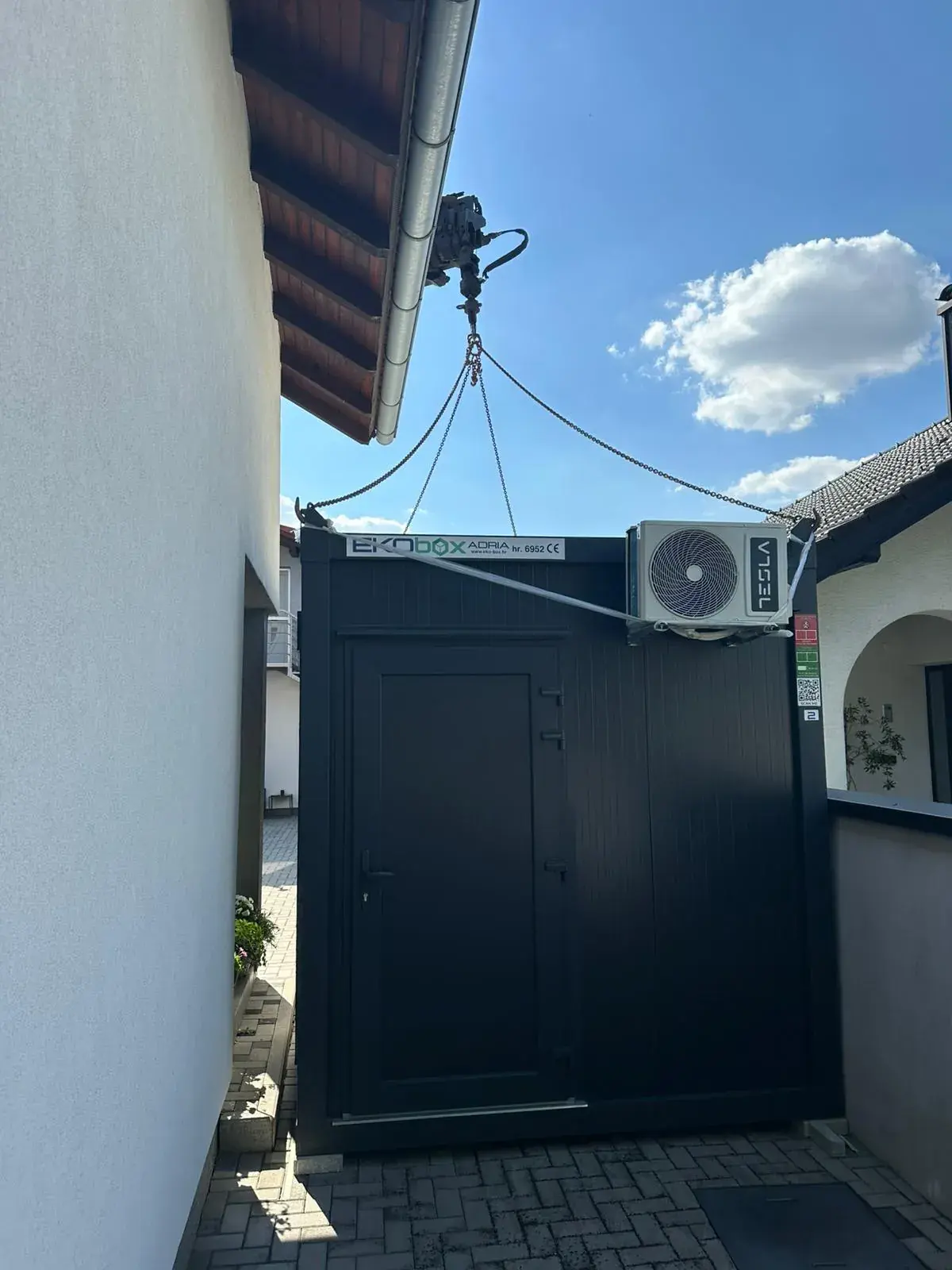 Dettaglio delle vetrate del container ufficio