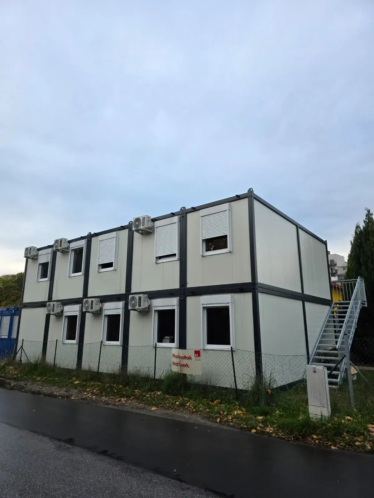 Edificio in container su due piani in cantiere