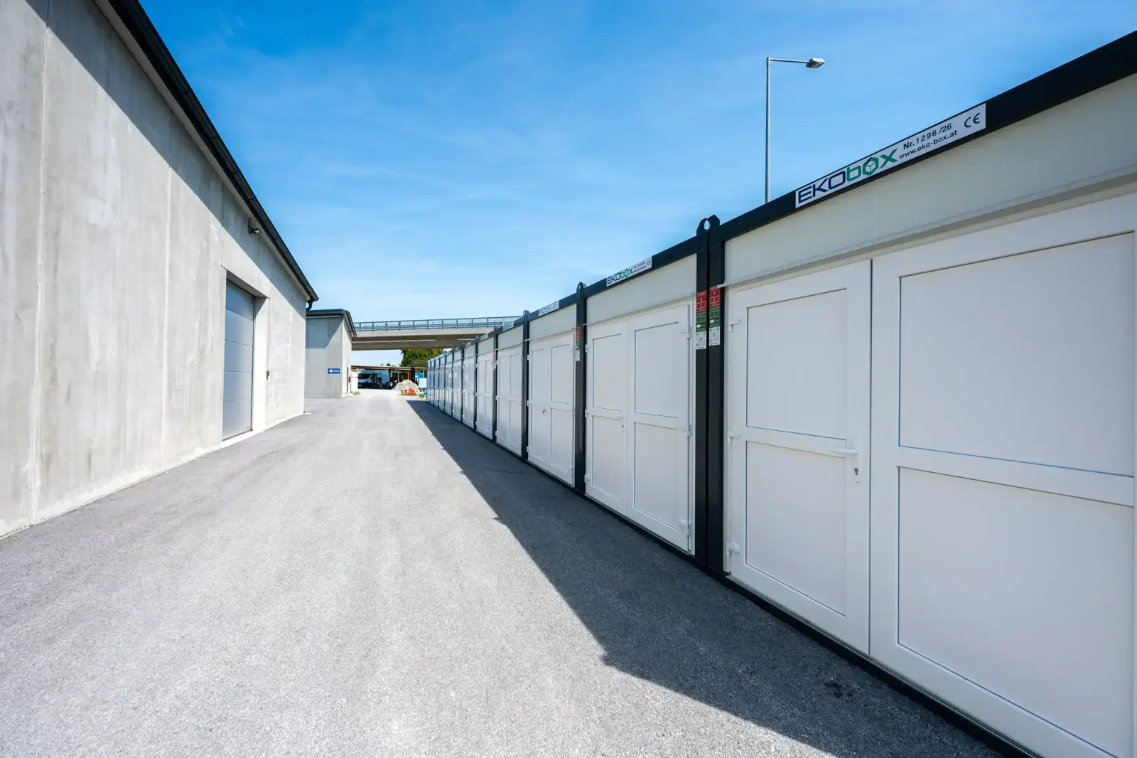 Fila di container garage