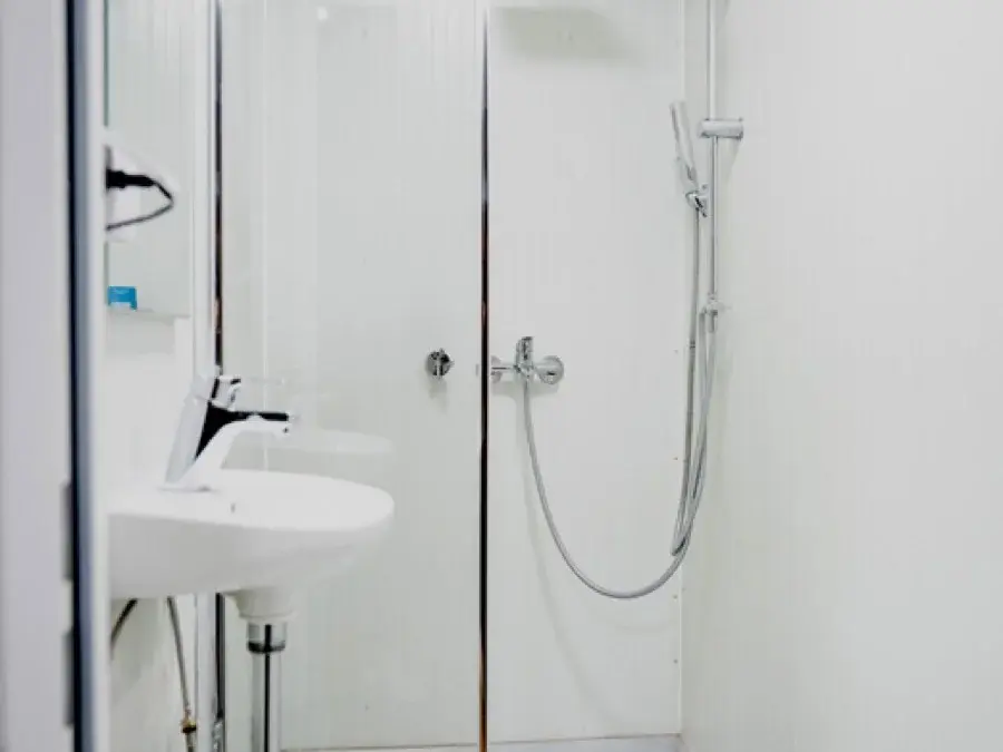 Doccia e lavabo in un modulo sanitario EKO BOX