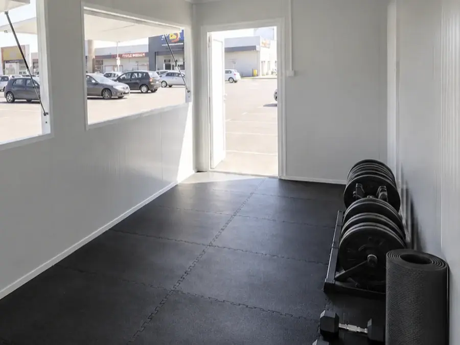 Pavimento in gomma di un container fitness con rack per i pesi