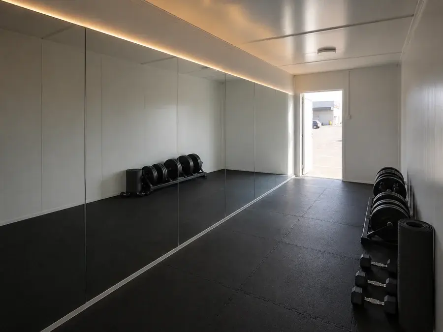 Parete a specchio in un container fitness