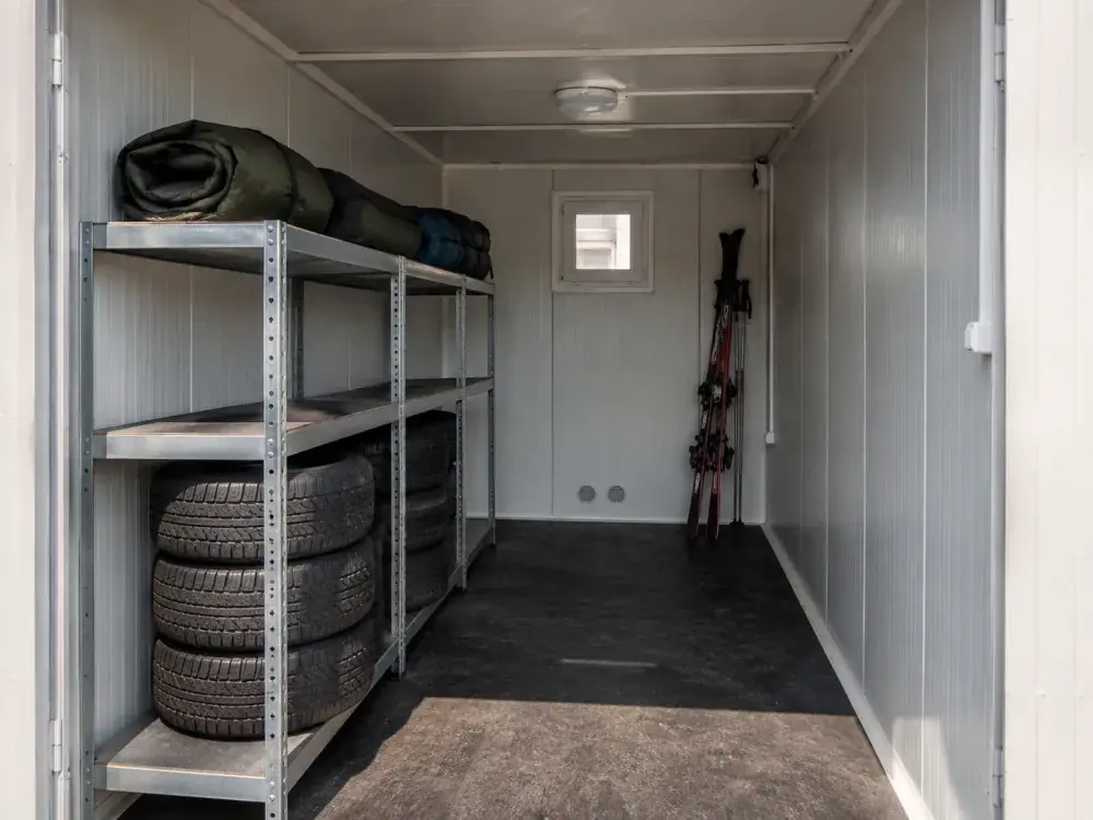 Container da giardino con attrezzatura stagionale sugli scaffali