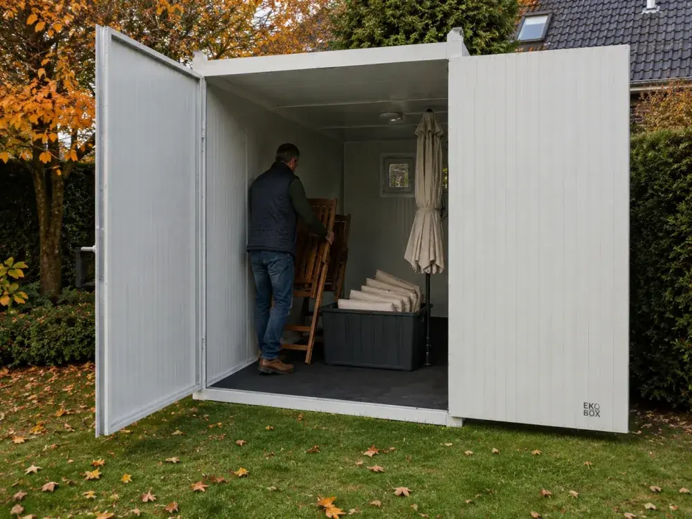 Container da giardino con i mobili da esterno riposti