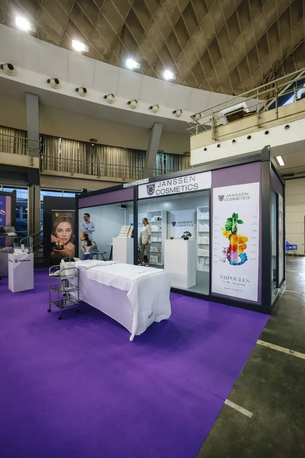 Interno di un container espositivo in fiera
