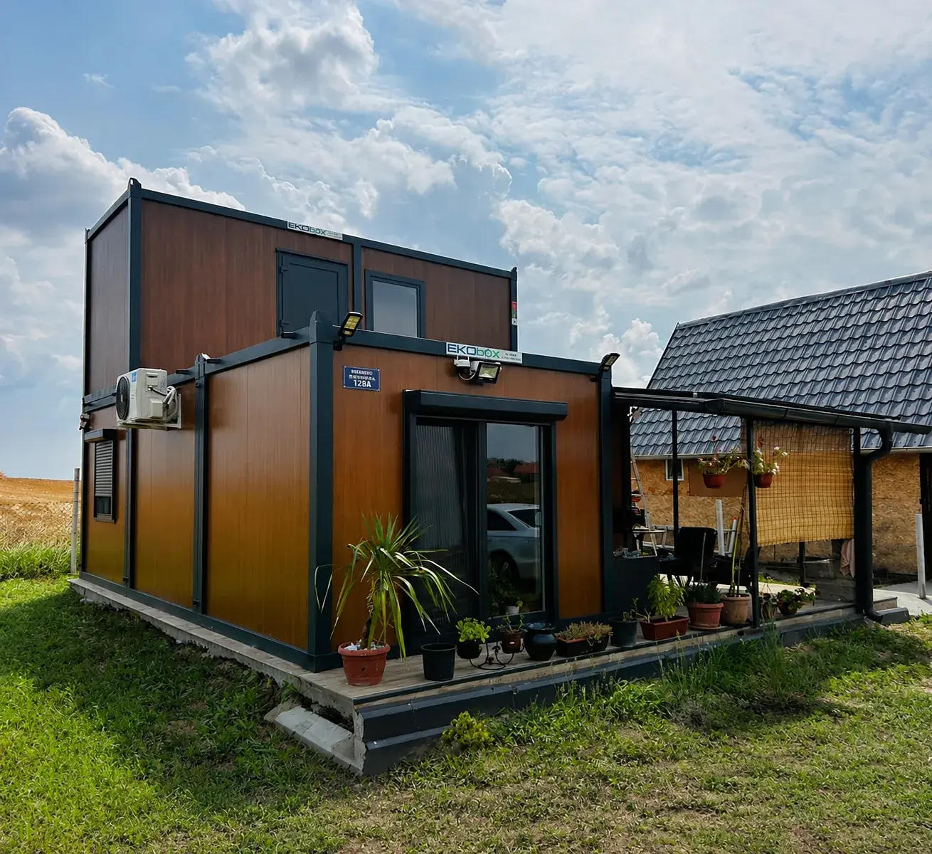 Interno luminoso di una Tiny House