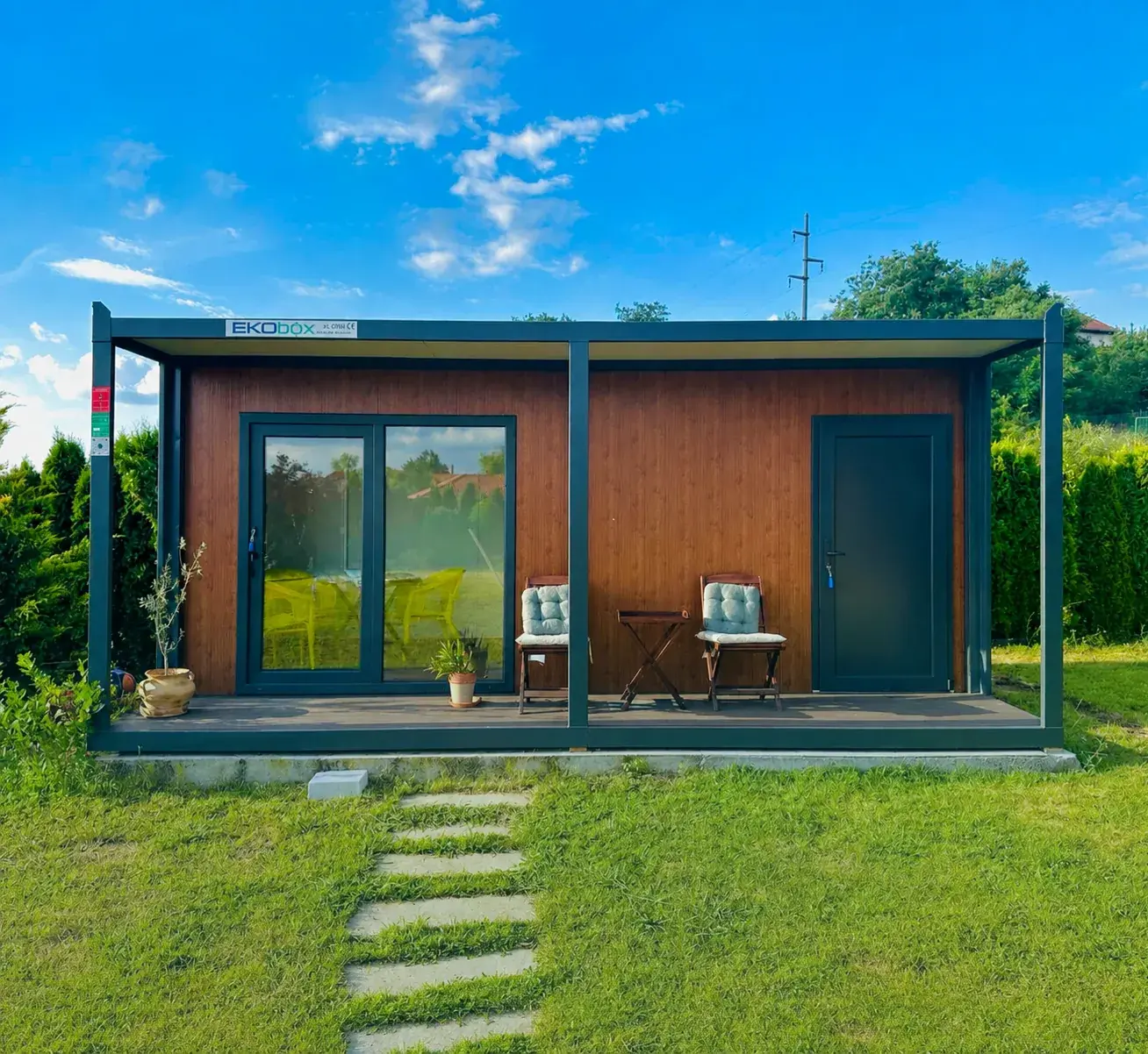 Interno organizzato di un container da giardino