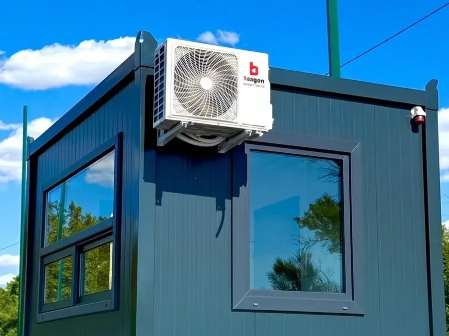 Unità esterna del climatizzatore montata su un container