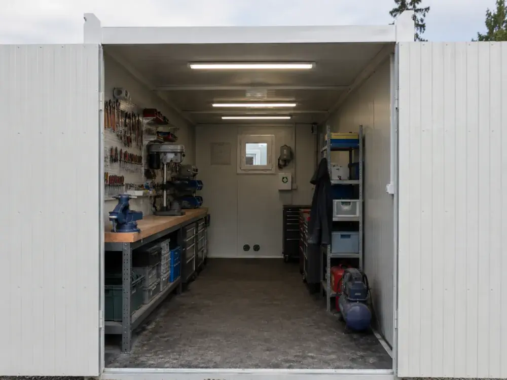 Container officina con banco da lavoro e utensili